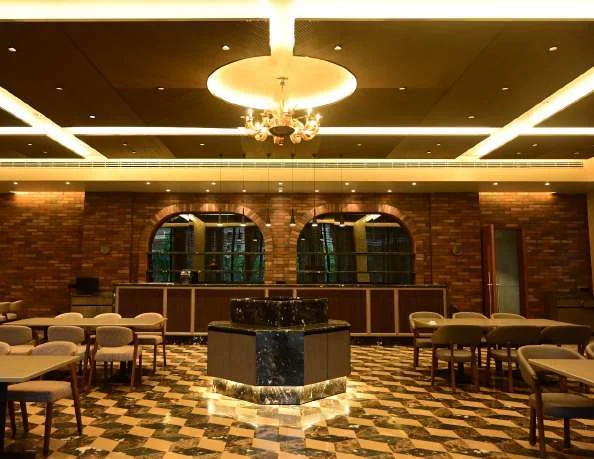 RESTAURANT AND BAR LOUNGE